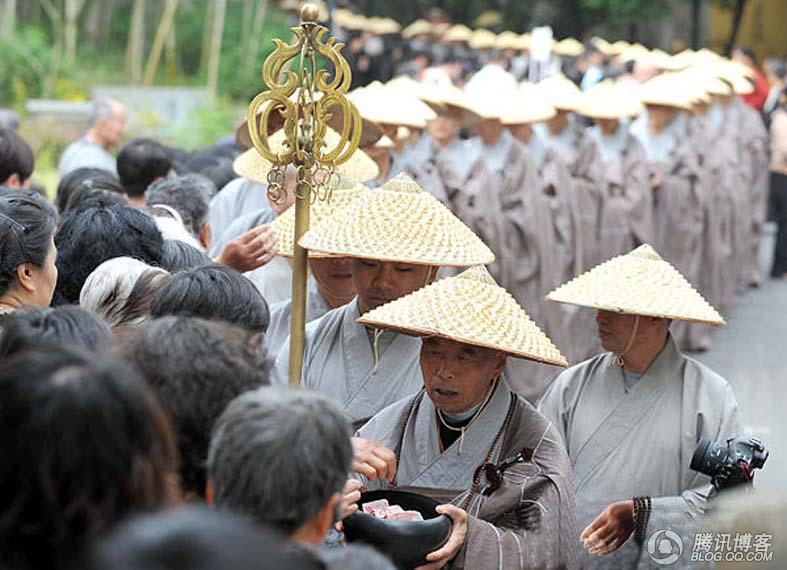 杭州法喜寺方丈定本大和尚(前)正托钵接受信众的捐赠.